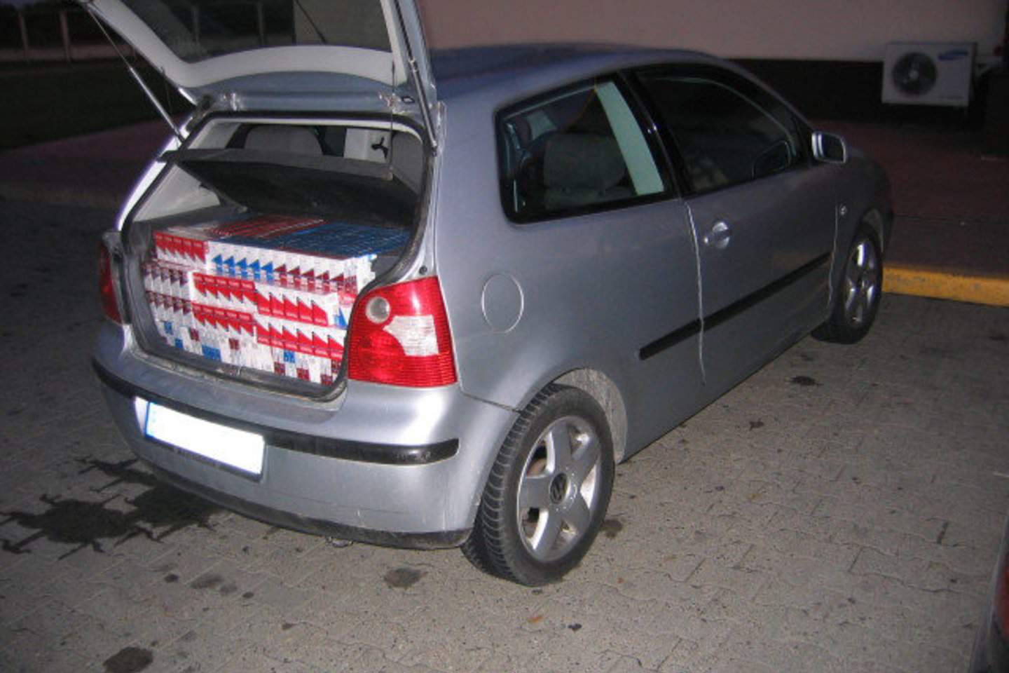 Kazlų Rūdos gyventojo beveik naujas automobilis gali būti konfiskuotas, o pačiam kontrabandininkui gresia bauda nuo 10 iki 20 tūkst. Lt.