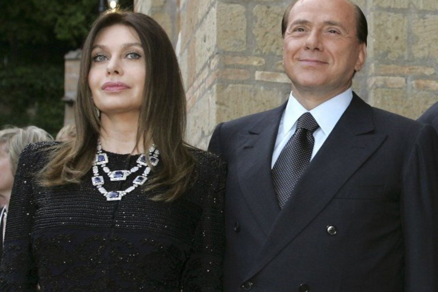 V.Lario neatmeta galimybės, kad liks su S.Berlusconi, jei jis kreipsis pagalbos į seksualinių sutrikimų kliniką.