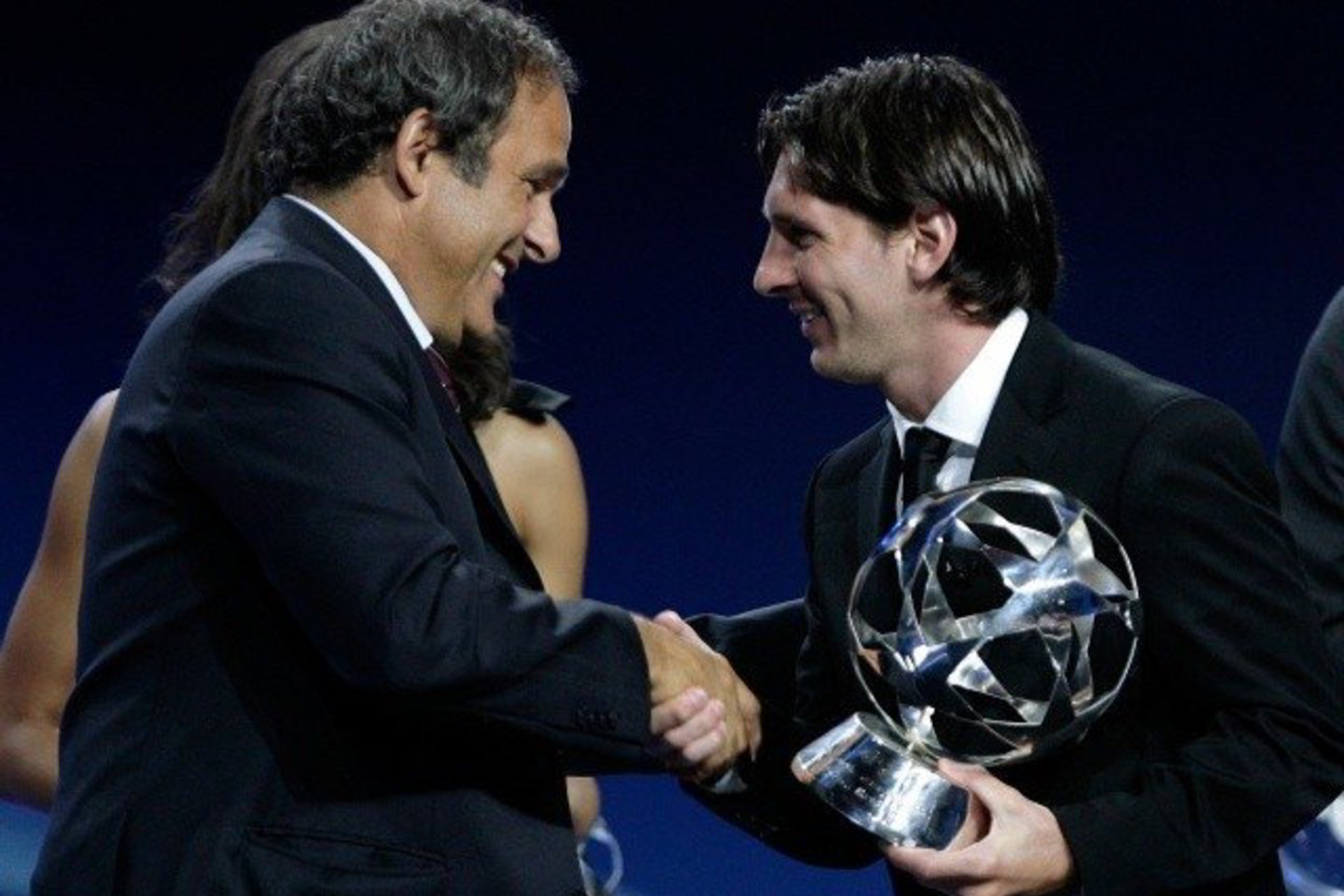 Futbolininkui L.Messi (dešinėje) prizą įteikė UEFA prezidentas M.Platini.