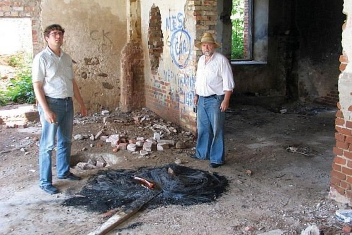 S.Kurnickas (kairėje) ir L.Vasilevičius stebėjosi, kad niekam nerūpi chuliganų niokojama šventovė.