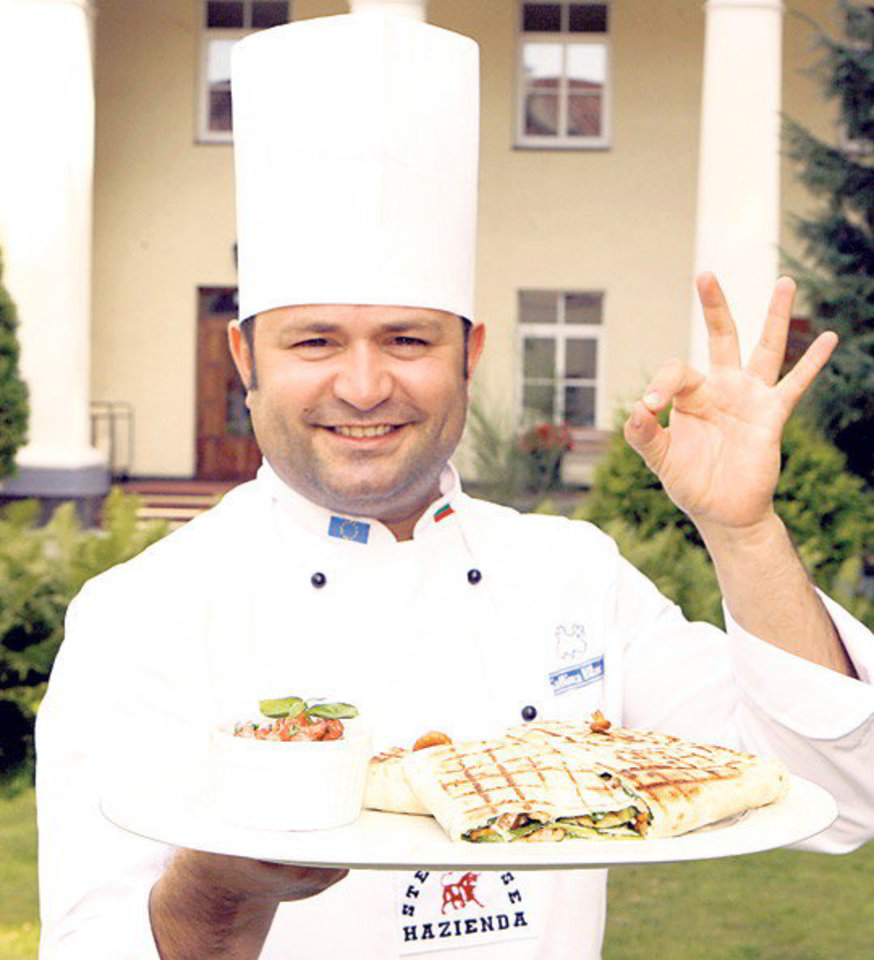 Meksikietiška voveraitėmis įdaryta tortilija su pomidorų padažu.