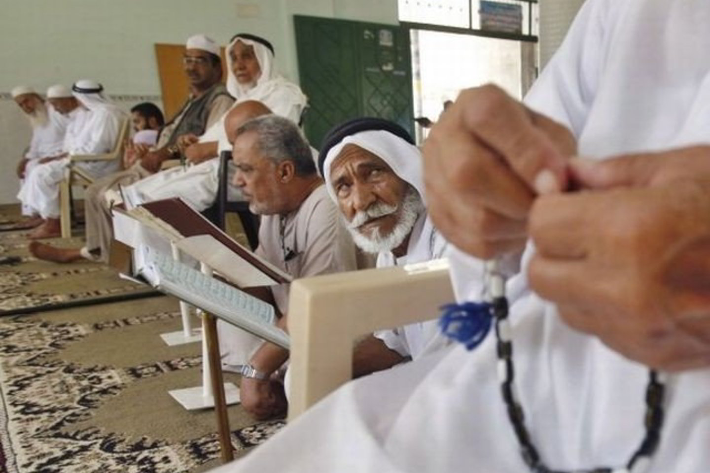 C.Caldwellas teigia, kad priežastis, dėl kurių tiek daug atvykėlių neįsiliejo į Europos visuomenes, galima apibendrinti vienu žodžiu – islamas.