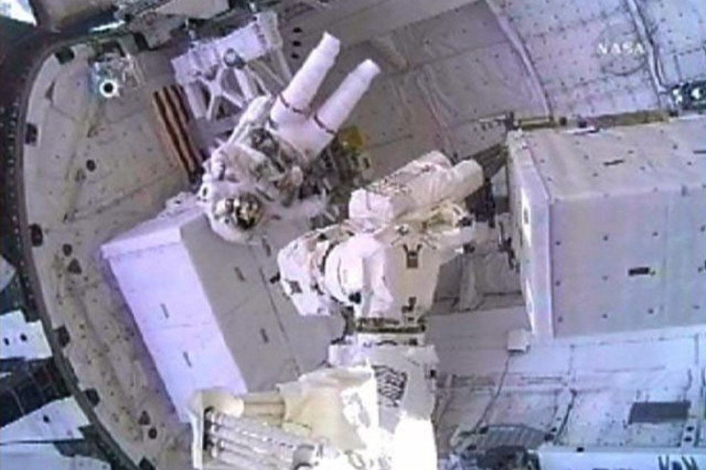Astronautai ištiesė TKS manipuliatorių ir išmontavo seną suskystinto amoniako baką.