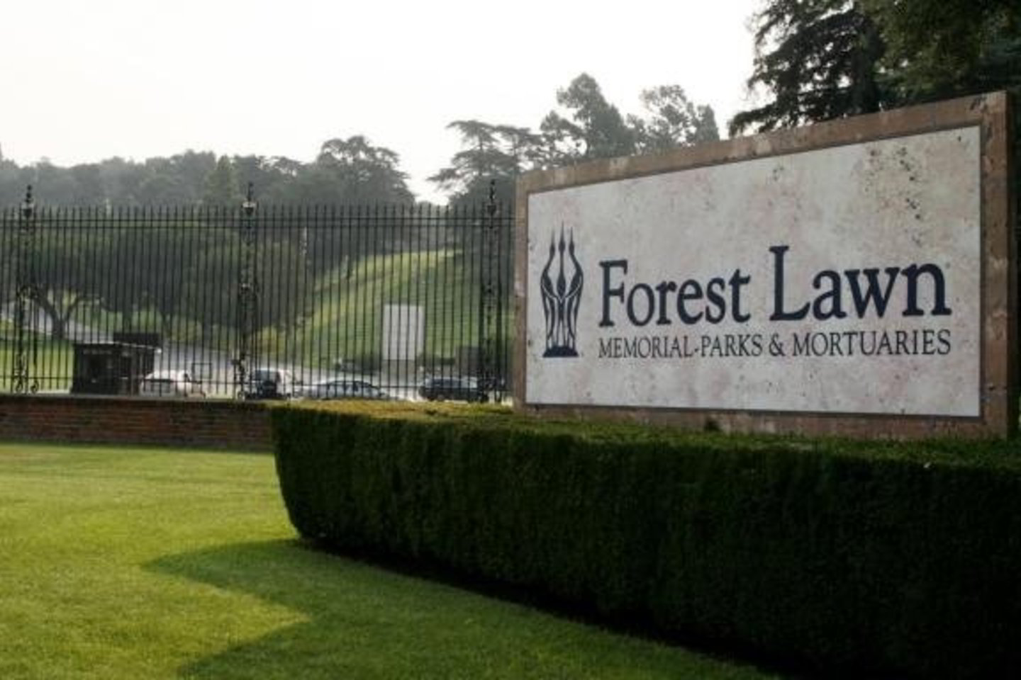 „Popmuzikos karalius“ bus palaidotas puošniame mauzoliejuje Los Andželo priemiestyje Glendeile esančiose kapinėse „Forest Lawn Memorial Park“, kuriose ilsisi daug įžymybių.