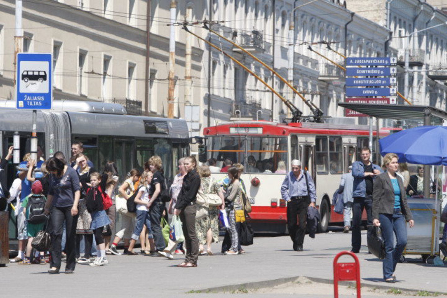 Girtuokliai šlaistėsi troleibuse.