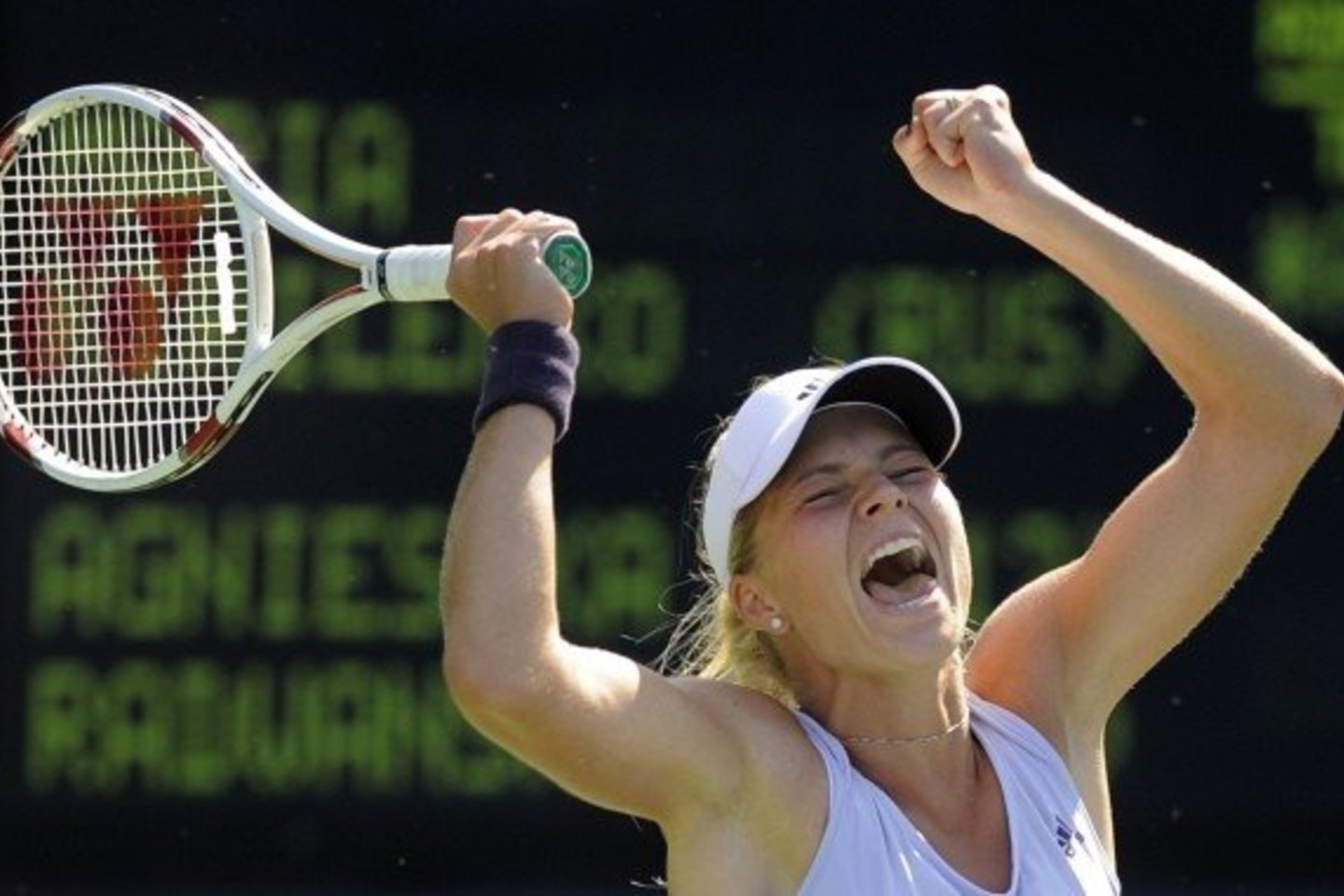 Rusė Marija Kirilenko džiaugiasi pergale prieš Agnieszką Radwanską iš Lenkijos.
