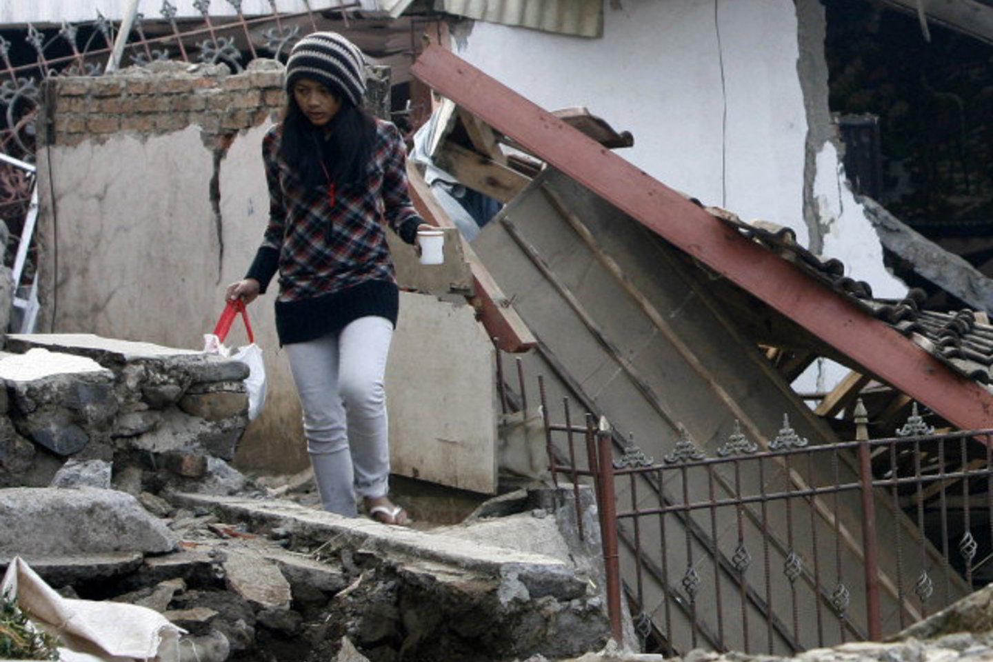 Indonezijos gyventojai nuolat kenčia nuo žemės drebėjimų.