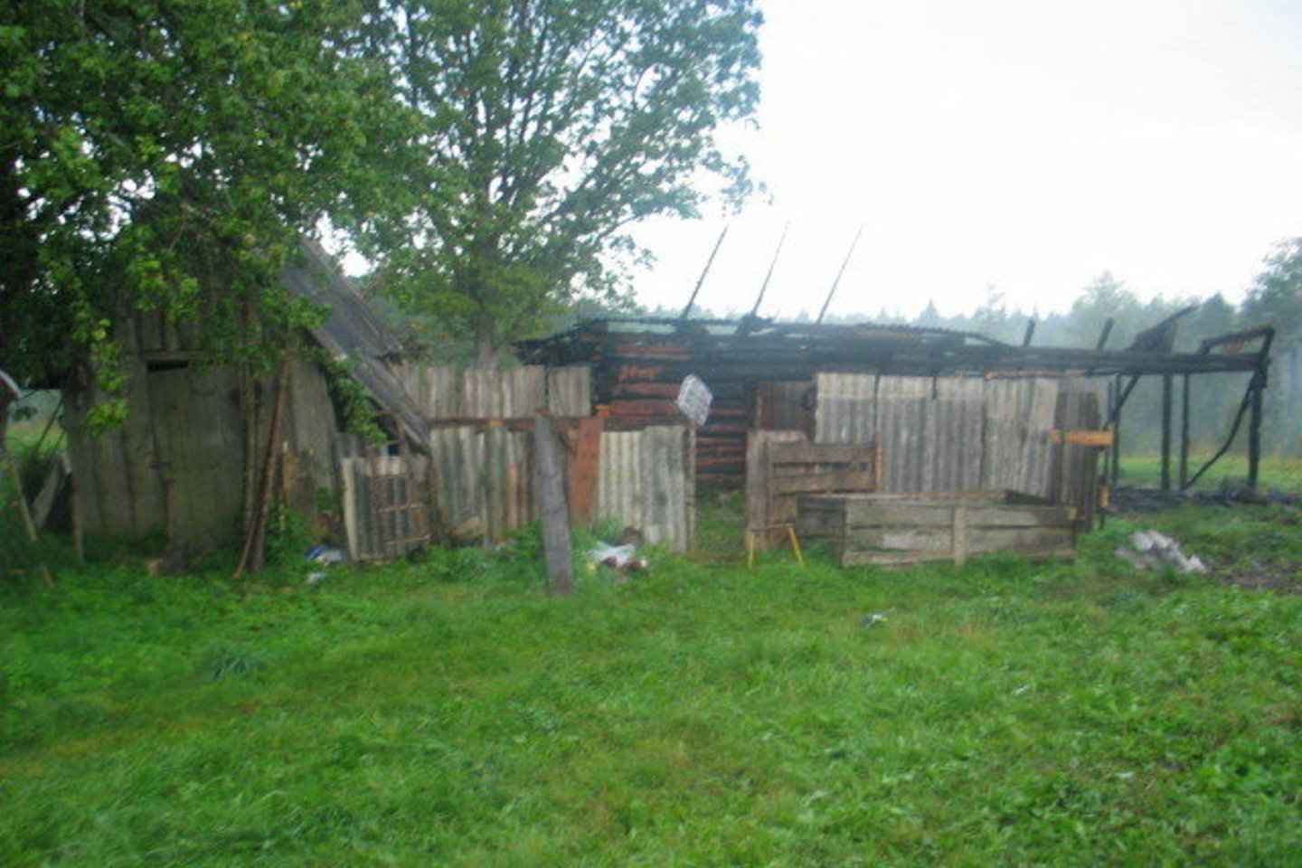 Konfliktuojančių kaimynų sodyboje prieš porą savaičių suliepsnojo daržinė, malkinė padegta ketvirtadienio naktį.