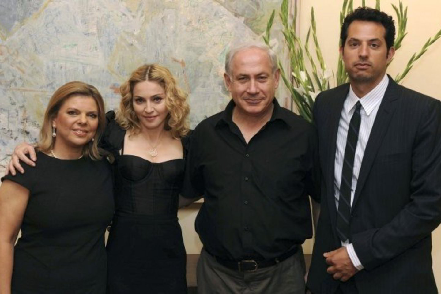 Madonna pozuoja su B.Netanyahu (jai iš dešinės), jo žmona Sara ir nežinomu vyru.