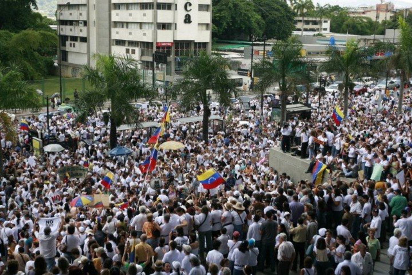Kolumbija surengė masinius protestus prieš Venesuelos prezidentą H.Chavezą.
