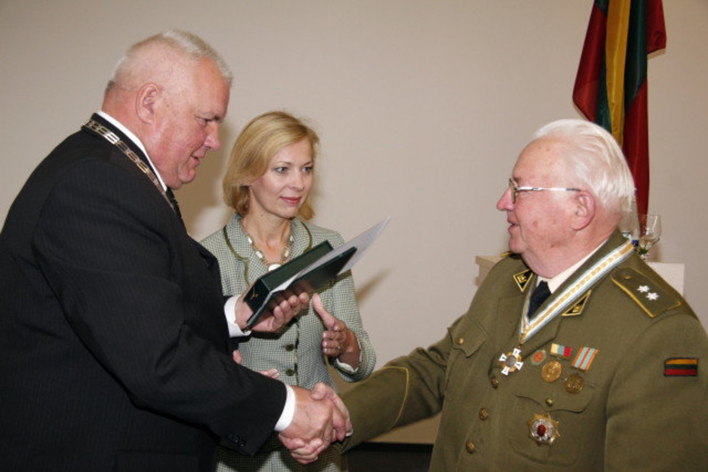 Marijampolės meras Vidmantas Brazys (kairėje) Vytautui Pijui Raibikiui įteikia Šv.Jurgio ordiną.