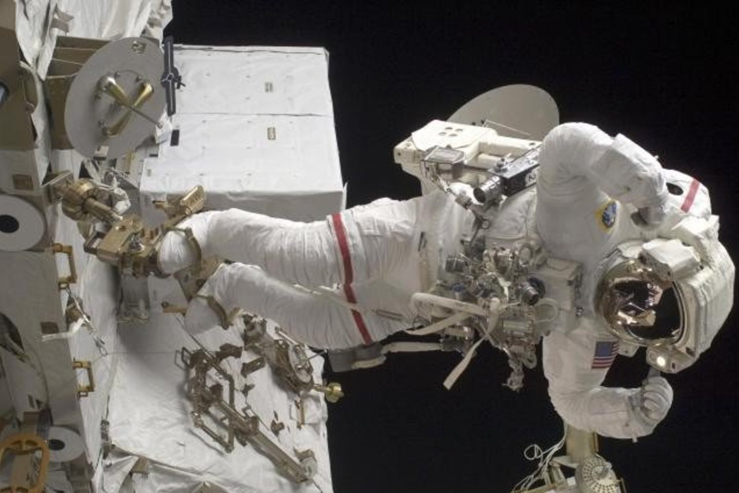 Astronautai baigė paskutinį „Discovery“ misijos išėjimą į atvirą kosmosą.