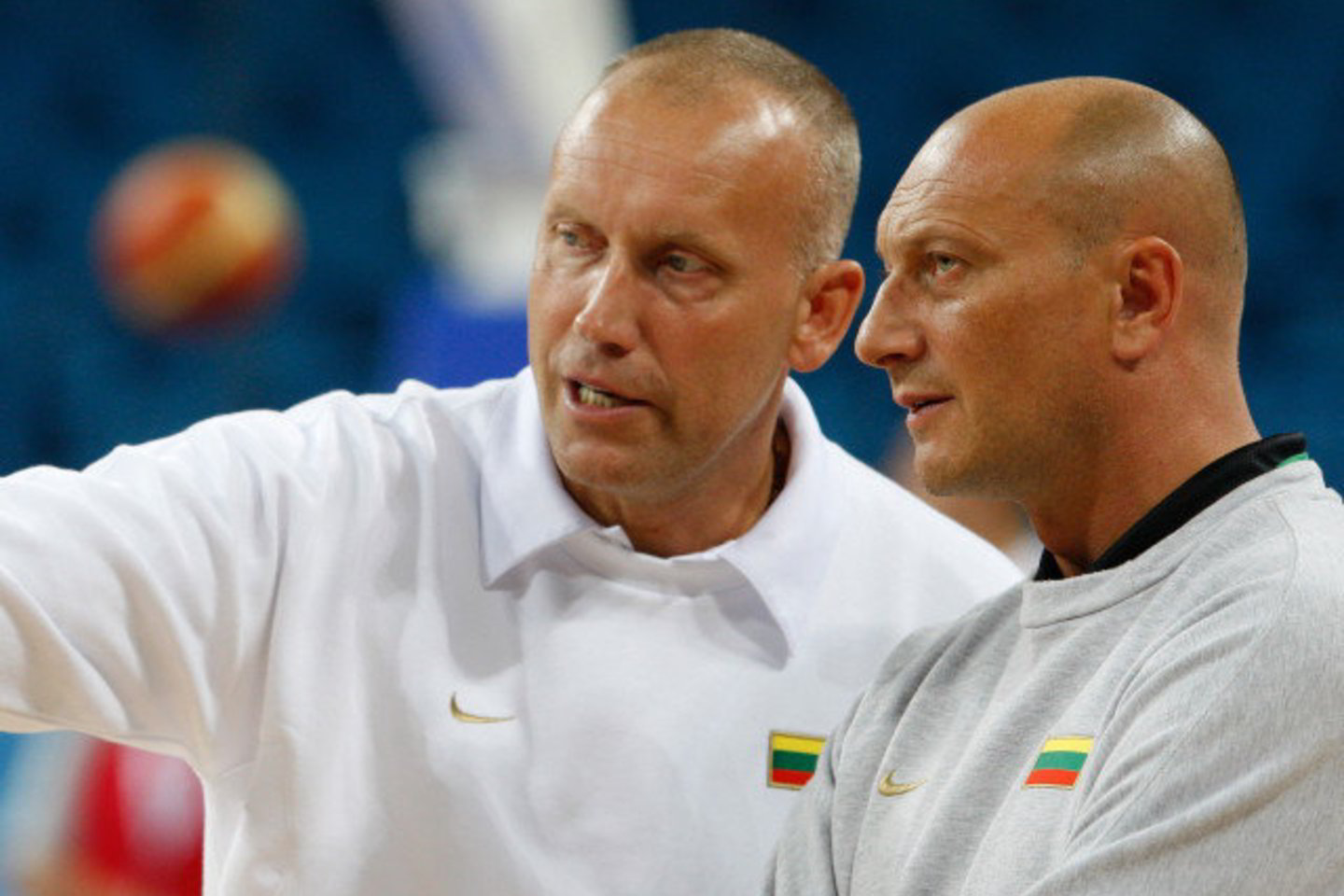 Treneriai R.Kurtinaitis ir R.Butautas per treniruotę žaidėjams aiškino, kaip sustabdyti lenkų lyderius.