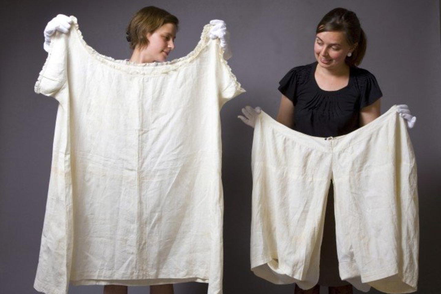 Plačios kelnės, kurių apimtis ties klubais yra 142 cm, už 600 svarų (690 eurų) nupirktos iš privataus asmens.