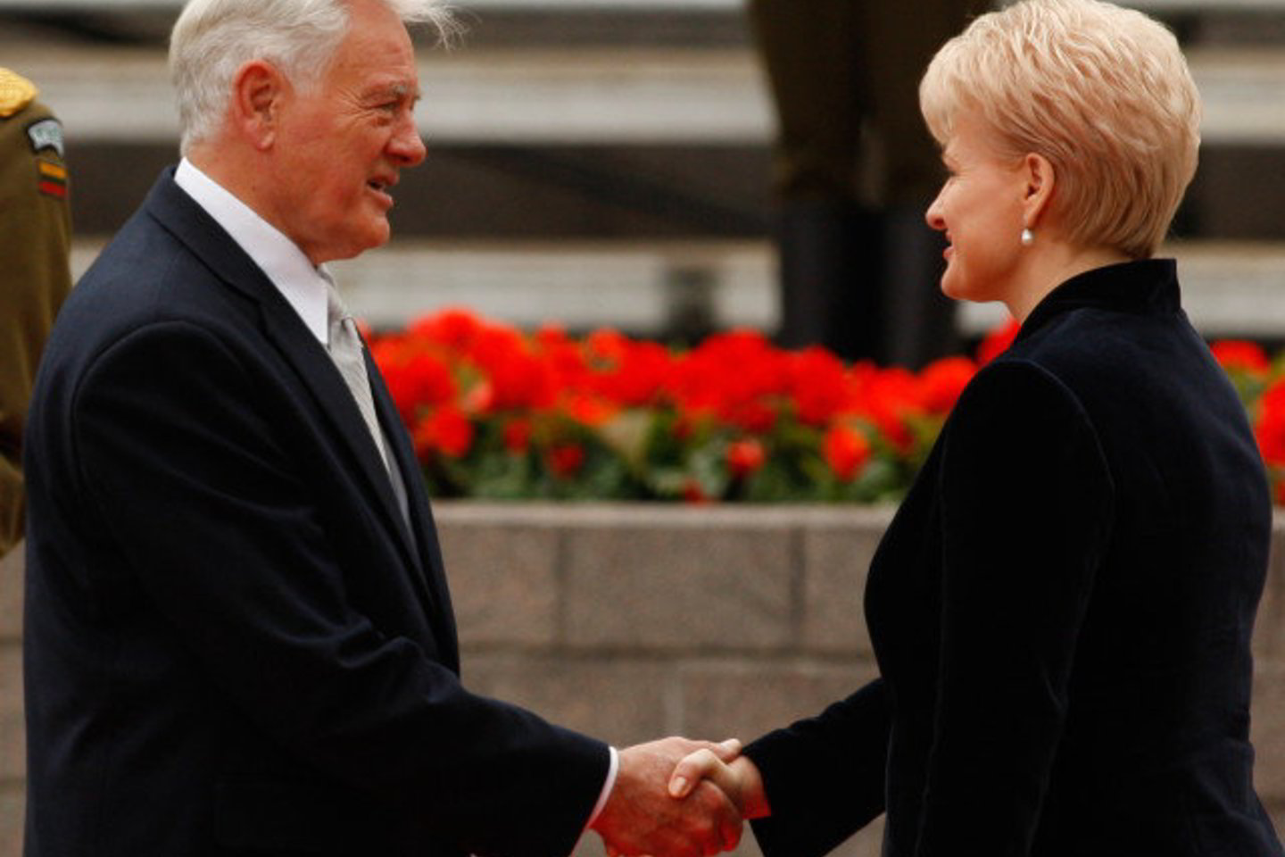 V.Adamkus visuomenės prašė naujosios prezidentės D.Grybauskaitės nekritikuoti bent 100 dienų.