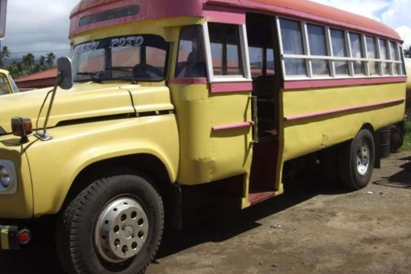 Samoa ir autobusų durys buvo pritaikytos eismo krypčiai.