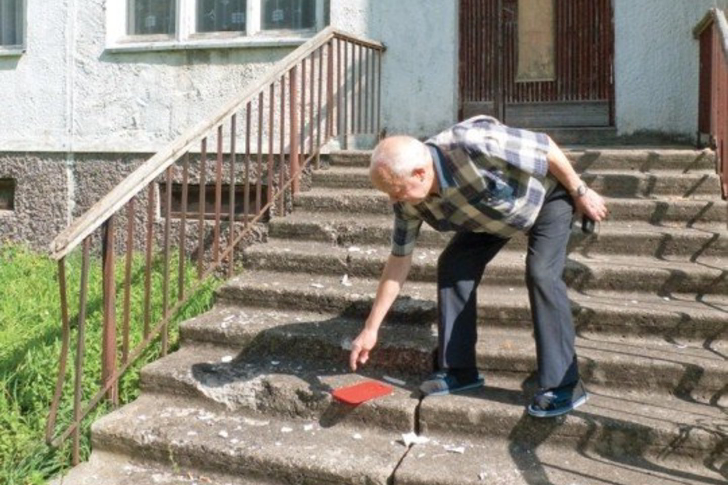 A.Jonušas dažnai rankioja moters pro langą išmestus įvairius daiktus.