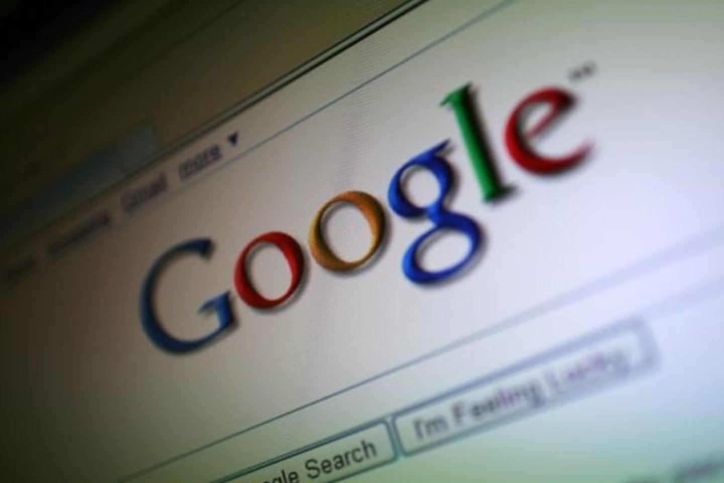 Precedento neturintis projektas „Google books“ buvo aštriai sukritikuotas Europoje, kur leidėjai ir autoriai baiminasi, kad „Google“ galės pardavinėti knygas JAV teritorijoje be atitinkamo leidimo.