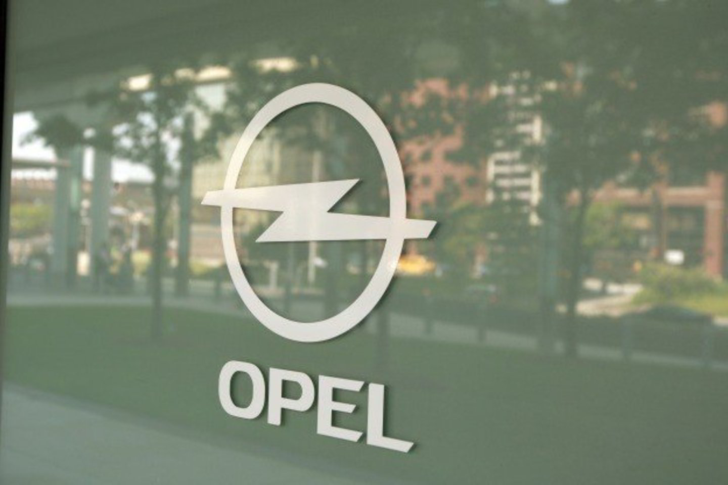 Dėl „Opel“ kovoja Kanados automobilių dalių gamybos kompanijos „Magna“ ir Rusijos banko „Sberbank“ konsorciumas bei Belgijos investicinis holdingas RHJ.
