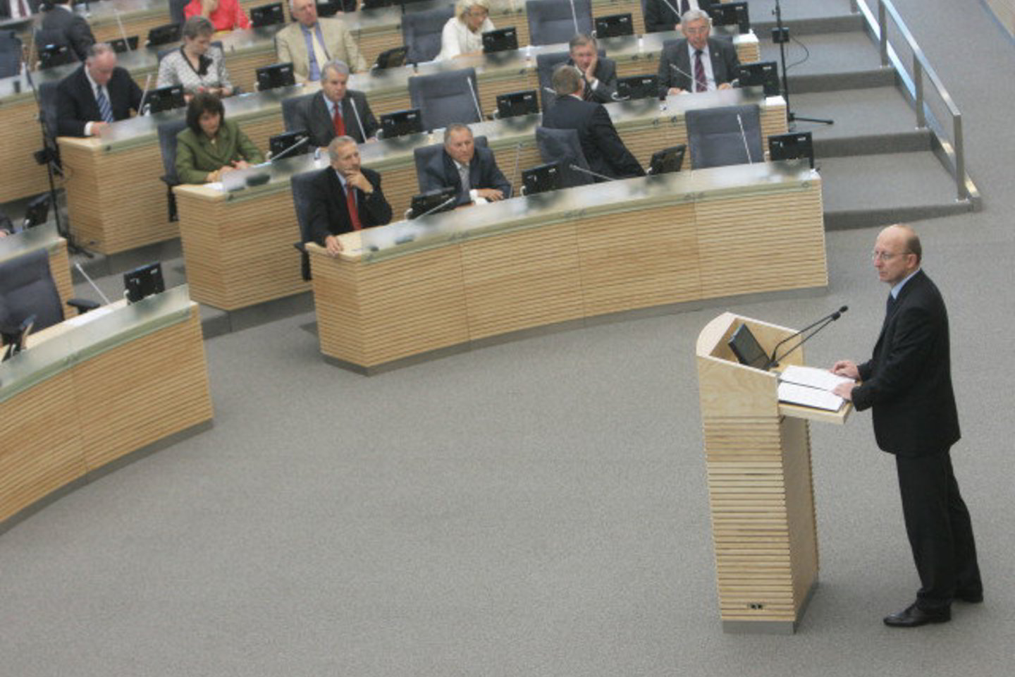 Seimo salėje perskaičius pranešimą, A.Valinskas savo nuotaikas apibūdino, kaip „puikias“ ir dar kartą pakartojo savo sprendimo nekeičiąs.