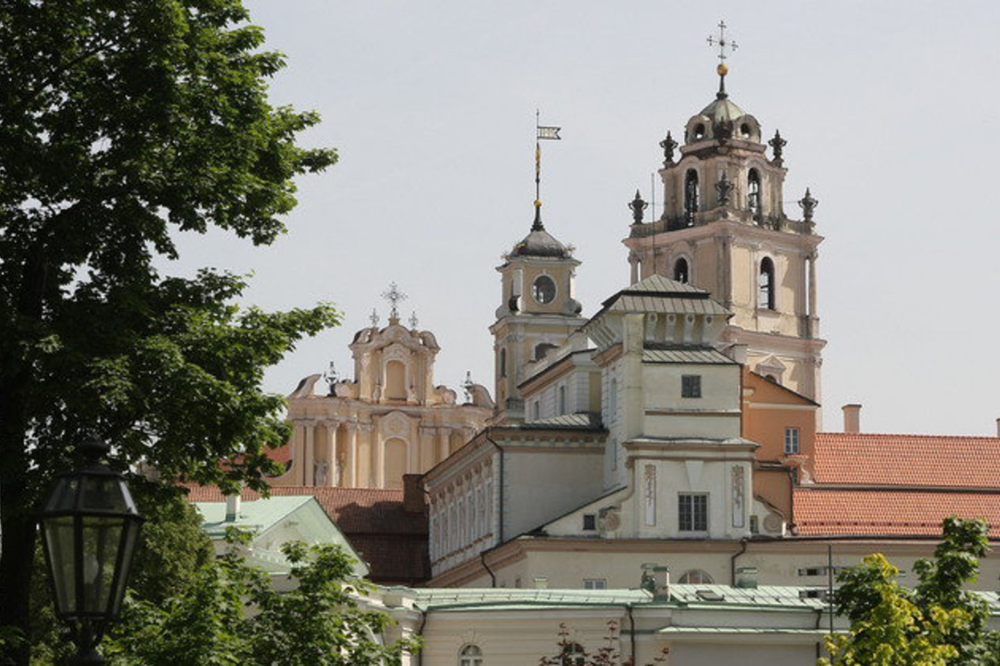Universiteto valdžią vilioja galimybė reorganizacijai gauti 20 mln. litų iš Europos Sąjungos fondų. Tačiau tokia reorganizacija ištrintų universiteto fakultetą Kaune ir nuviltų tūkstančius studentų bei šimtus darbuotojų.