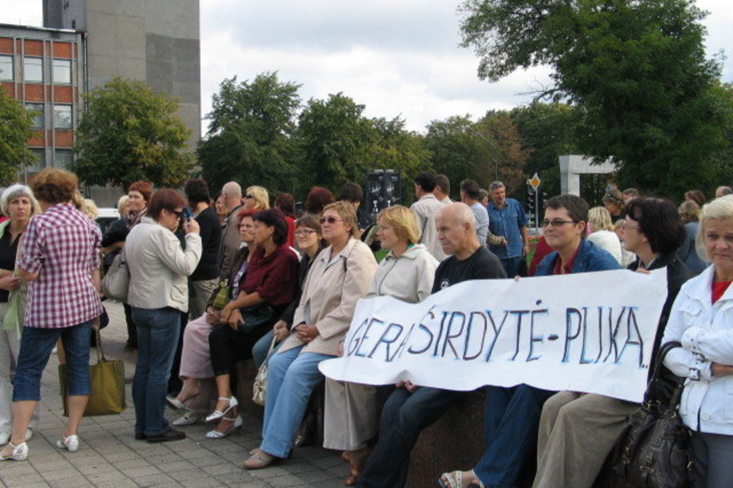 Į mitingą Atgimimo aikštėje susirinko keli šimtai mokytojų.