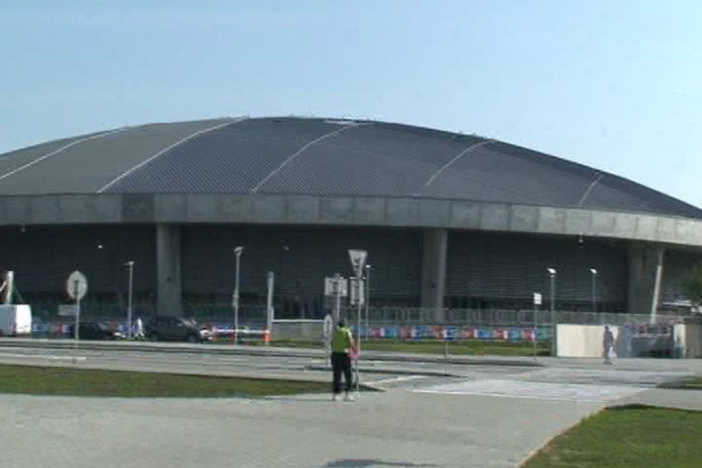 80 mln. eurų kainavęs betono milžinas per rungtynes gali sutalpinti kiek daugiau nei 13 tūkst. žiūrovų.