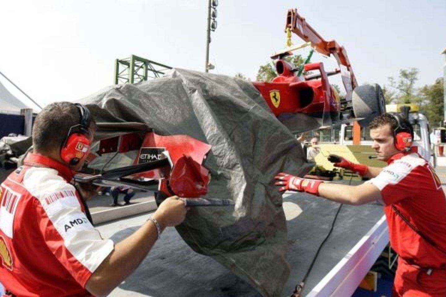 "Ferrari" mechanikai iki kvalifikacijos turi daug darbo.