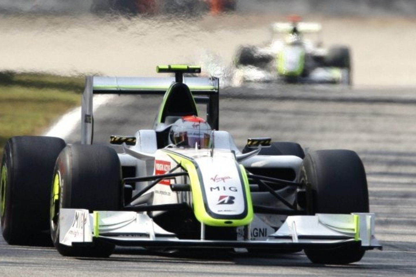 R.Barrichello iki 14 taškų sumažino J.Buttono pranašumą bendroje įskaitoje.
