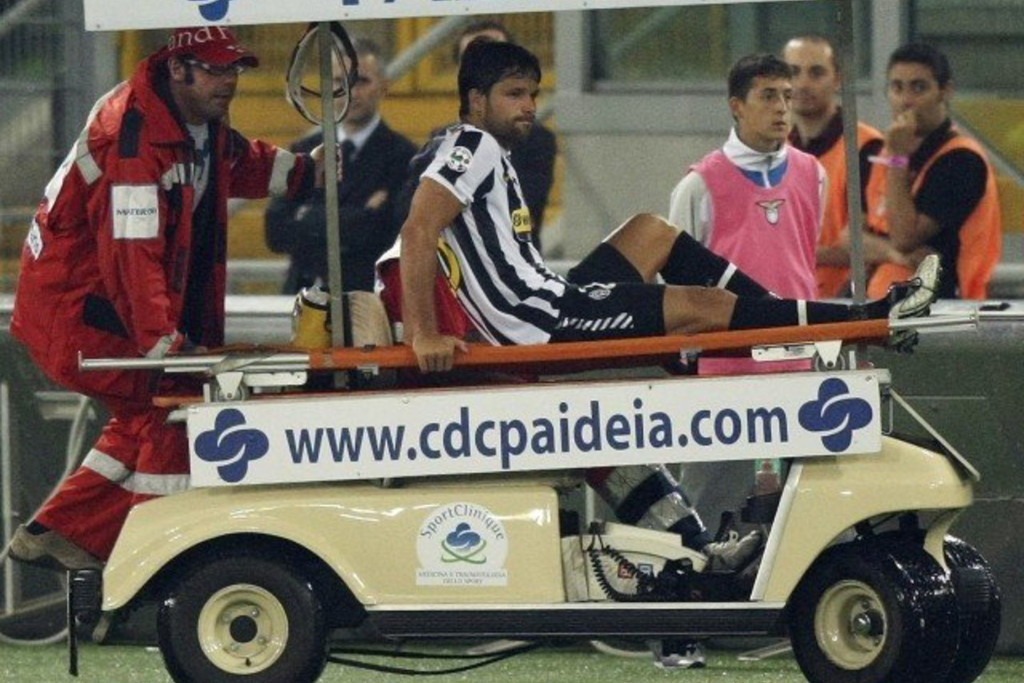 "Juventus" žaidėjas Diego dėl traumos paliko aikštę Romoje.