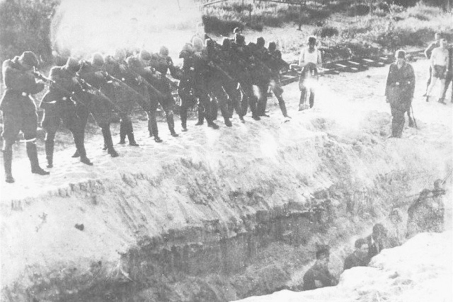 Manoma, kad šiandieninės Ukrainos teritorijoje vokiečių okupacinės pajėgos nužudė 1,5 mln. žydų.