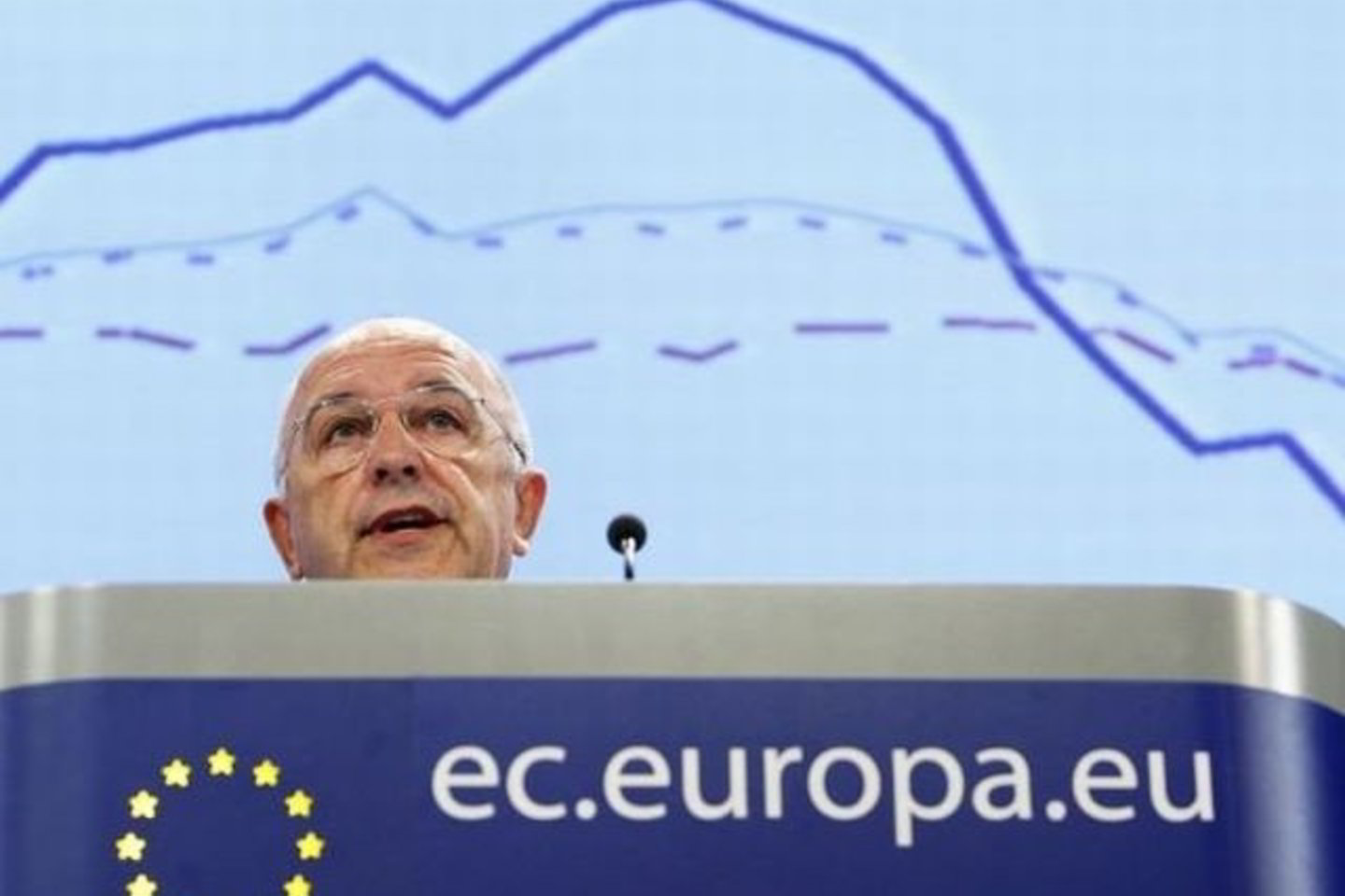 Komisaras Joaquinas Almunia vis aiškiau kalba apie krizės pabaigą Europoje.