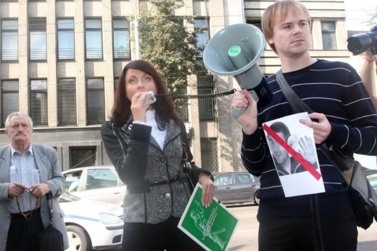 Pareigūnų piketą uoliai stebėjo uniformuoti policijos patruliai, visi protesto akcijos dalyviai buvo filmuojami.