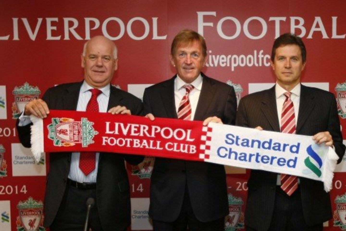 Po sutarties pasirašymo (iš kairės): „Standard Chartered Bank“ vykdantysis direktorius G.Bullockas, „Liverpool“ ambasadorius ir buvęs žaidėjas K.Dalglishas, klubo vienas vadovų Ch.Purslow.