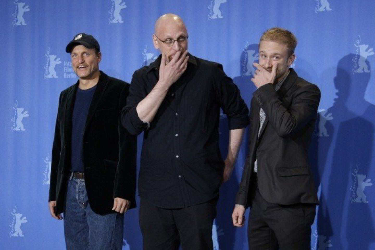 Filmo "Pasiuntinys" komada: Woody Harrelsonas (kairėje), Benas Fosteris (dešinėje) ir režisierius Orenas Movermanas (viduryje).