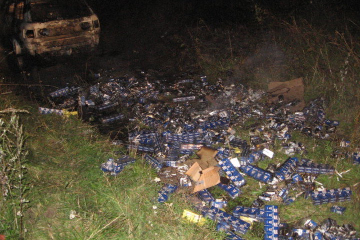 Pareigūnai spėjo iš liepsnojančio automobilio ištraukti kelias dėžes su cigaretėmis.