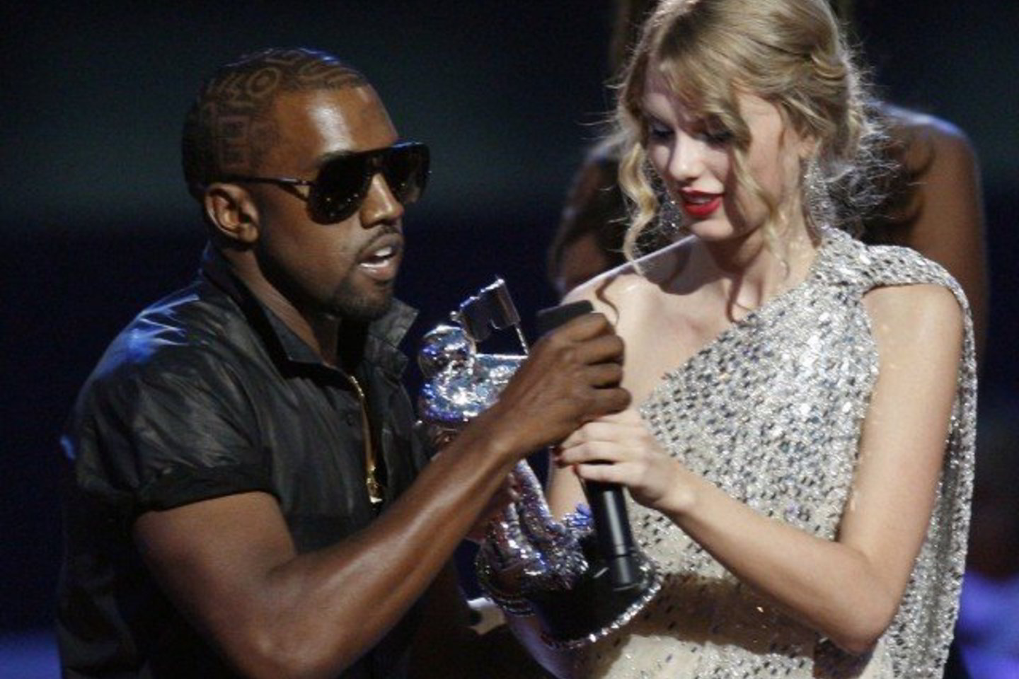 Per MTV apdovanojimų ceremoniją K.Westas atėmė mikrofoną iš vienos apdovanojimų laureačių T.Swift.