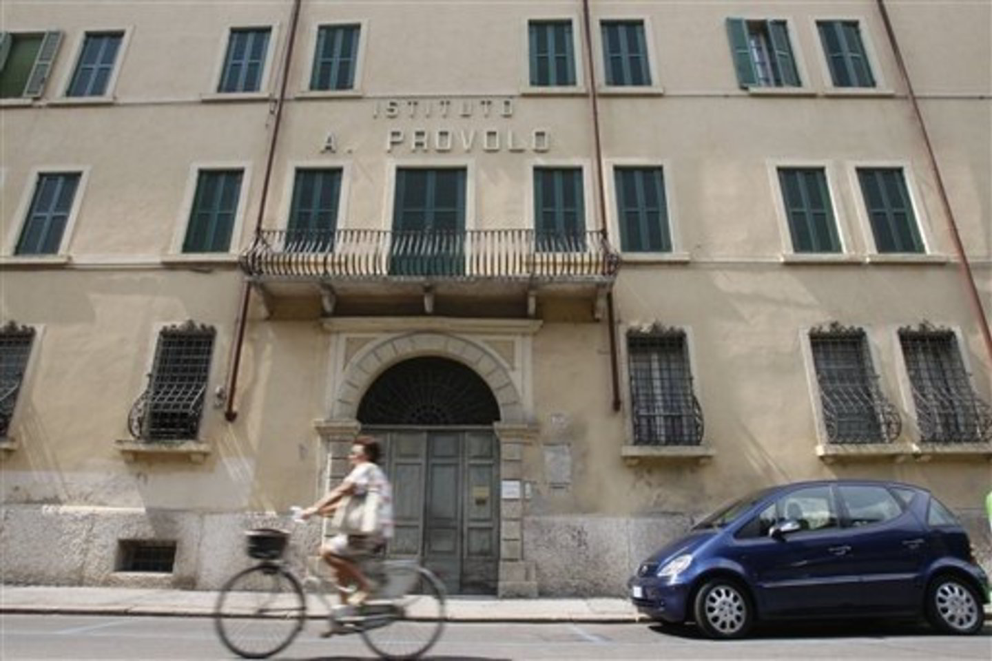 Čia esančioje katalikiškoje parengiamojoje mokykloje – Antonio Provolo institute kurtiesiems tryško ne tyra meilė, o kas naktį vykusios kunigų orgijos su klausos negalią turinčiais berniukais.