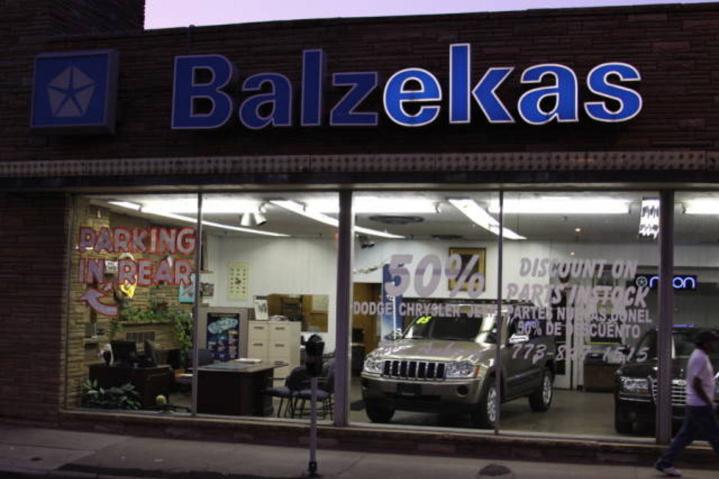Pritemusi „Balzekas Motor Sales Inc.“ vitrina sulaukia vis mažiau pirkėjų.