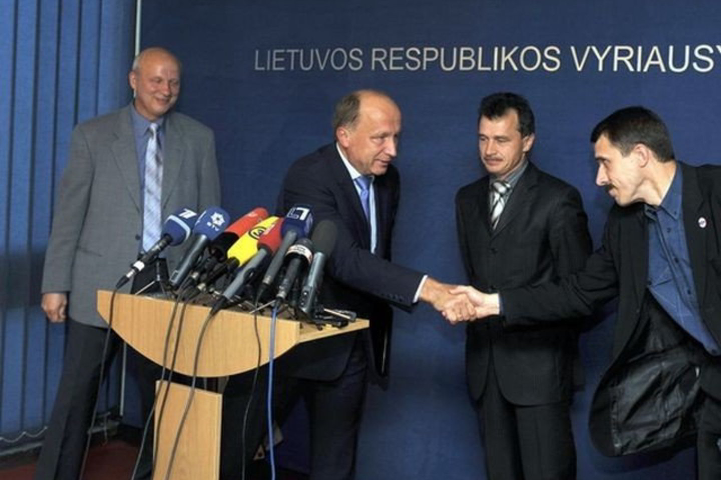 Prieš A.Lukašenkos vizitą A.Kubilius priėmė Baltarusijos opozicijos veikėjus. Prezidentė D.Grybauskaitė kaimyninės šalies opozicijos politikų išvysti nepanoro.