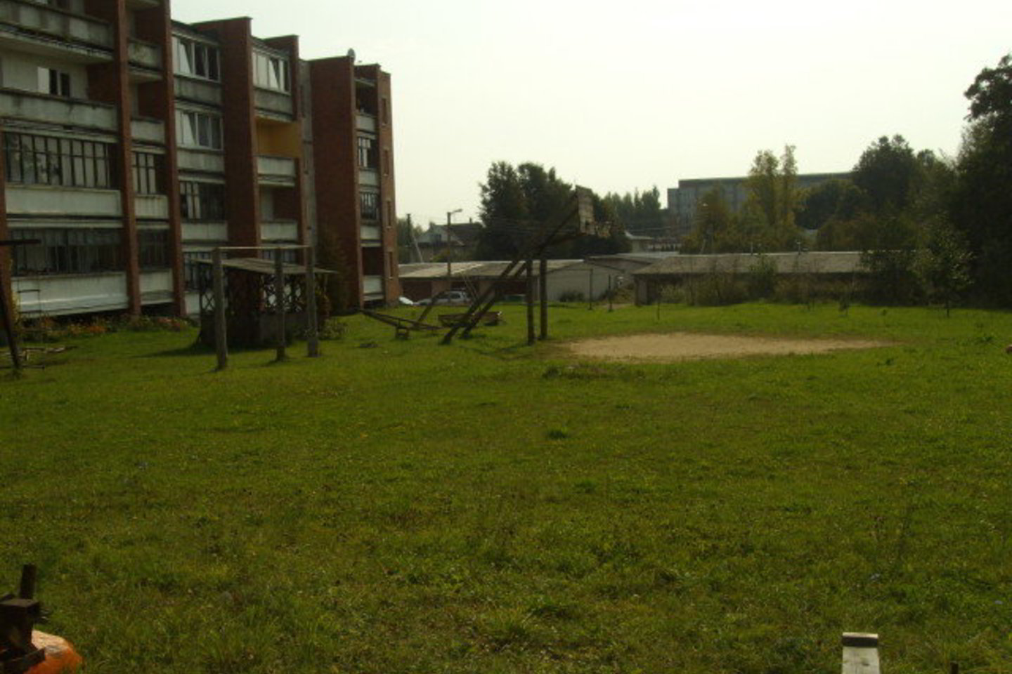 Lazdijų valdininkai užsimojo naują daugiabutį statyti vaikų žaidimų aikštelėje.