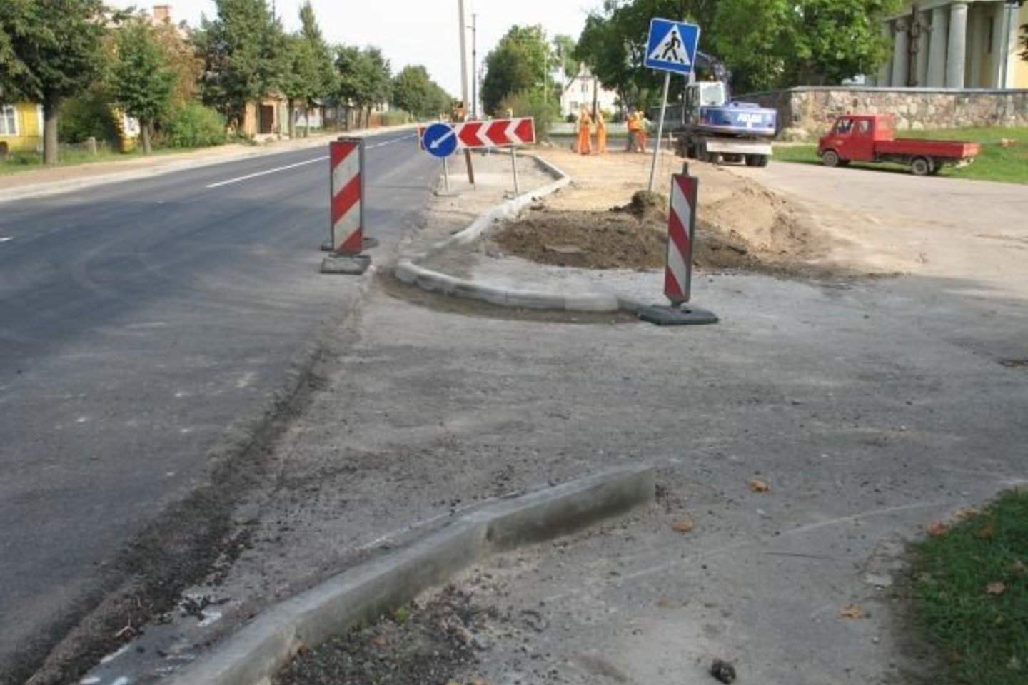 Gyventojų prašymu du įvažiavimai į gyvenamųjų namų kiemus buvo prapalatinti, o dar tris teko įrengti naujai.