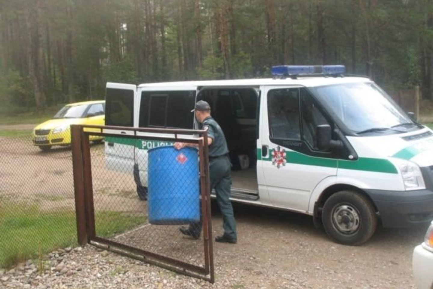 Rasta viena tona raugo, apie 150 litrų jau pagamintos degtinės ir įranga alkoholio gamybai.