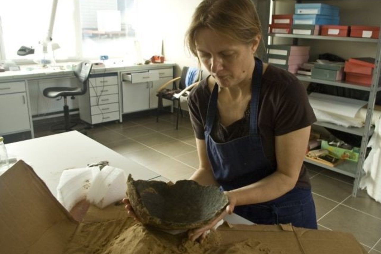 Archeologų rankose - tūkstantmetę mūsų šalies istoriją menantys radiniai.