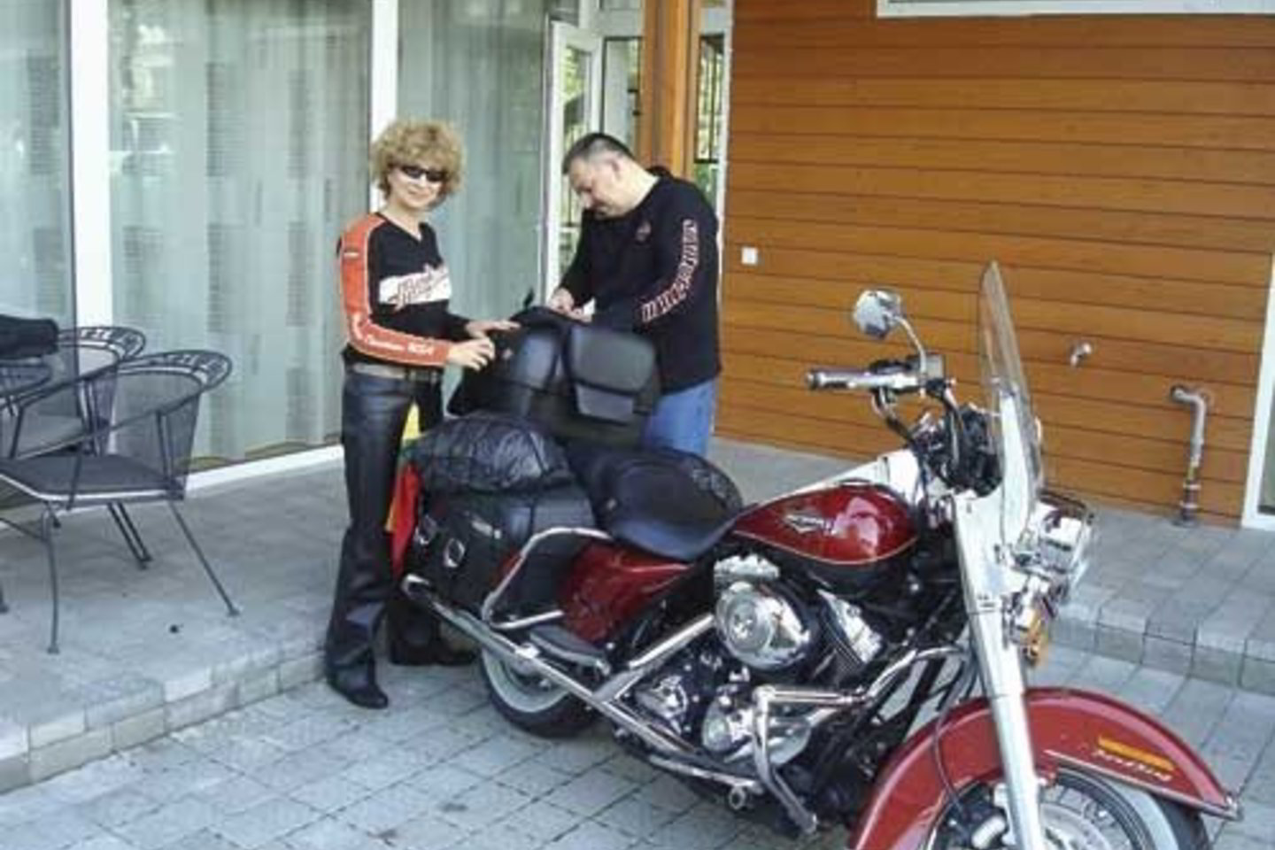 Šeimininkai laiko savo kieme negaišta, nes jį skiria abiem artimam pomėgiui – motociklams.