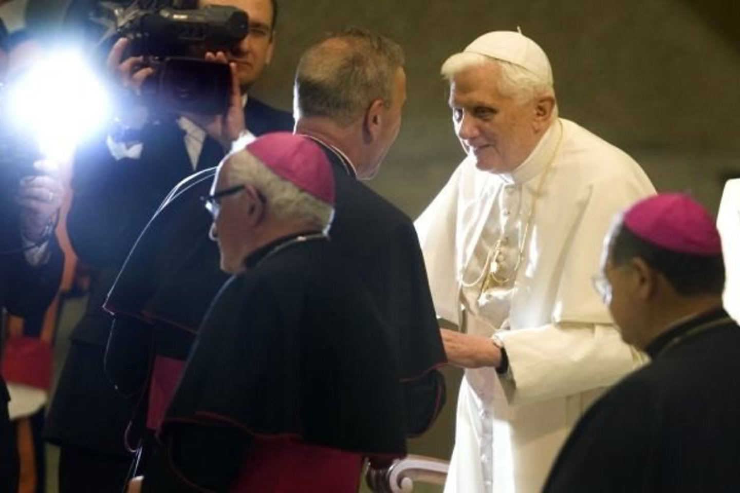 Pontifikas pridūrė, kad ši konferencija vadinsis „Katalikų Bažnyčia Artimuosiuose Rytuose: bendrija ir liudininkė“.