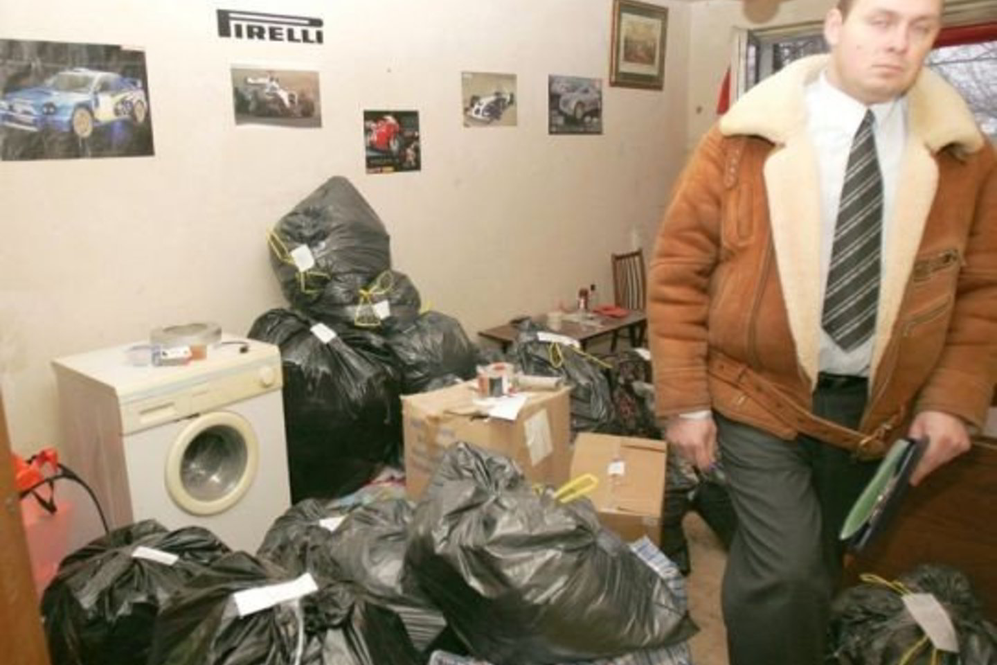 Butus varžytynėse parduodantys antstoliai kruopščiai surašo visą turtą, užantspauduoja maišus ir buto duris.
