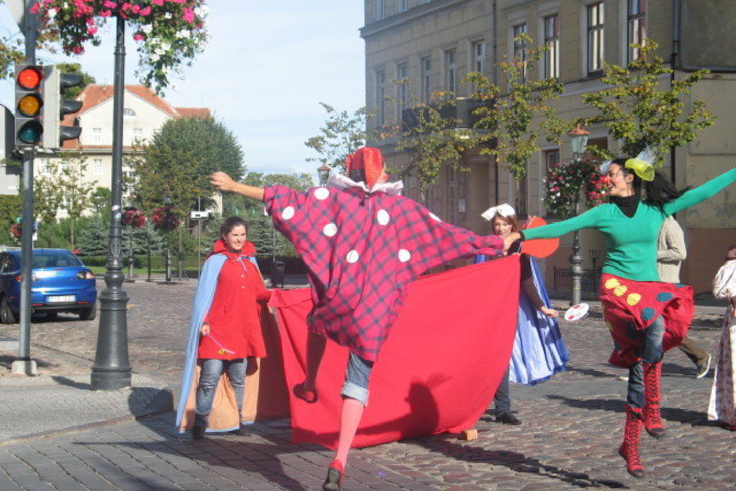 Aktoriai išėjo į aikštę pasipuošę kostiumais iš ankstesnių spektaklių.