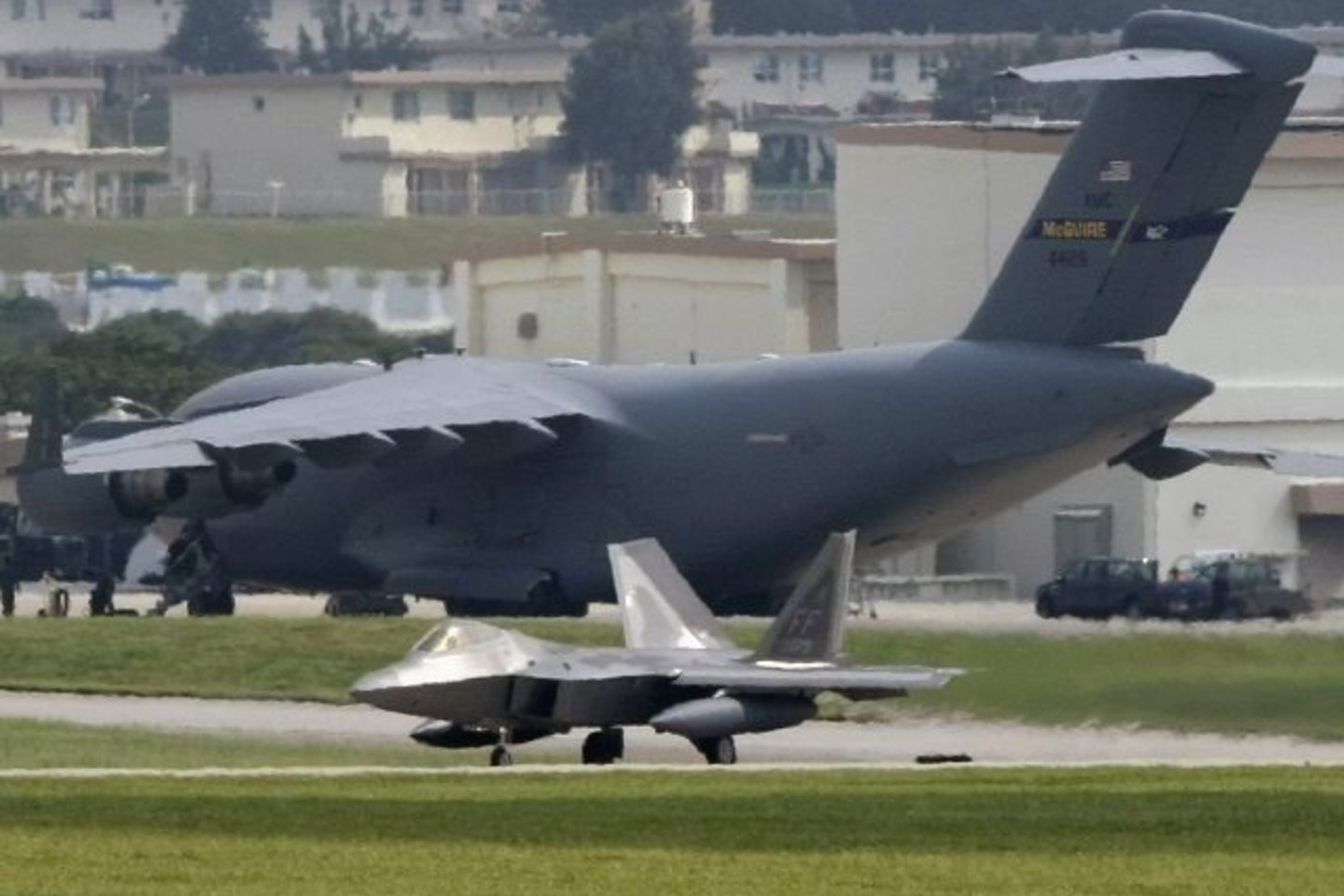Didžiuliai „C-17“ lėktuvai skraido į Iraką ir Afganistaną. Vieną iš jų dabar gali pamatyti Okinavos bazėje (nuotr.) Japonijoje.