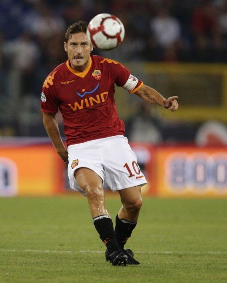 F.Totti pirmame kėlinyje įmušė du įvarčius, tačiau prieš sirgalio paso įvedimą protestuojantys aršiausi "Roma" klubo aistruoliai jų nematė.